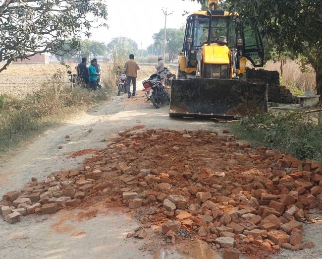 ईंट के टुकड़ों से सड़क को गड्ढामुक्त करने की कवायद