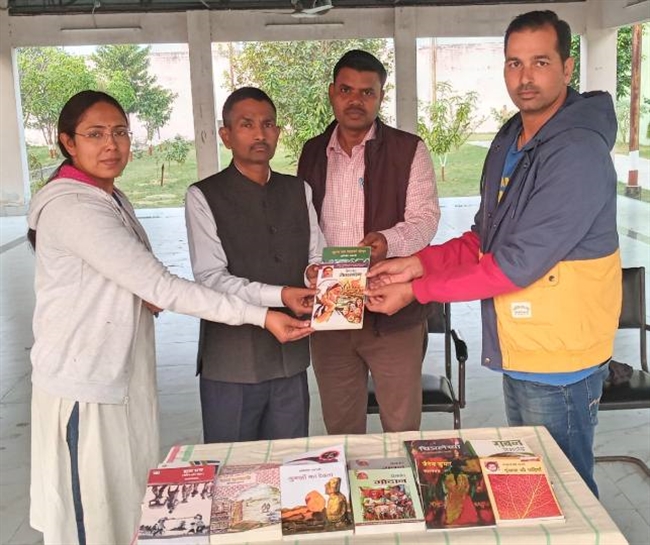 बंदियों के शैक्षिक विकास को सौंपी पुस्तकें