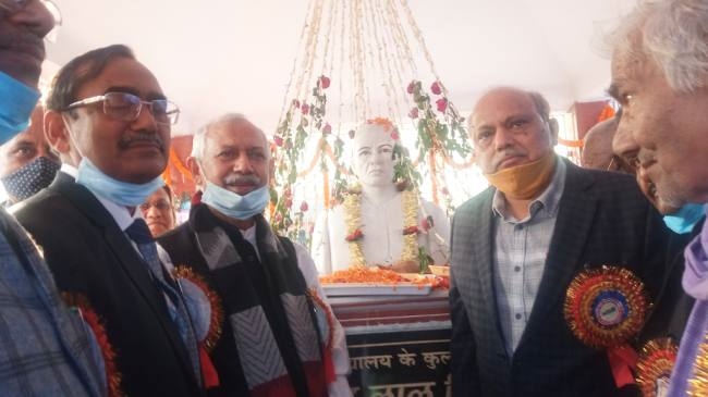 दाउदपुर कालेज में नंदलाल बाबू की प्रतिमा का अनावरण