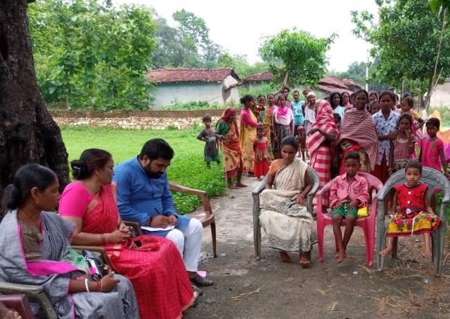 पीड़ित परिवार को लिया गोद, बच्चों का नामांकन स्कूल में किया