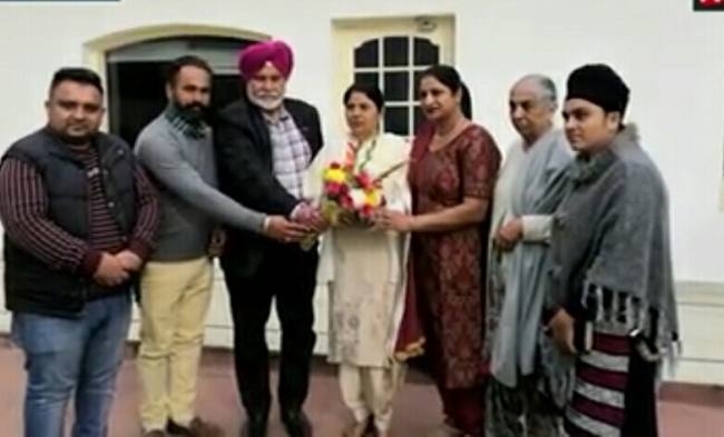 चुनाव में महिलाओं को 33 फीसद आरक्षण मिले
