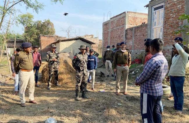 आठ बम फोड़े, मुखिया प्रत्याशी के भांजा डकैतों से भिड़ा तो मारी गोली