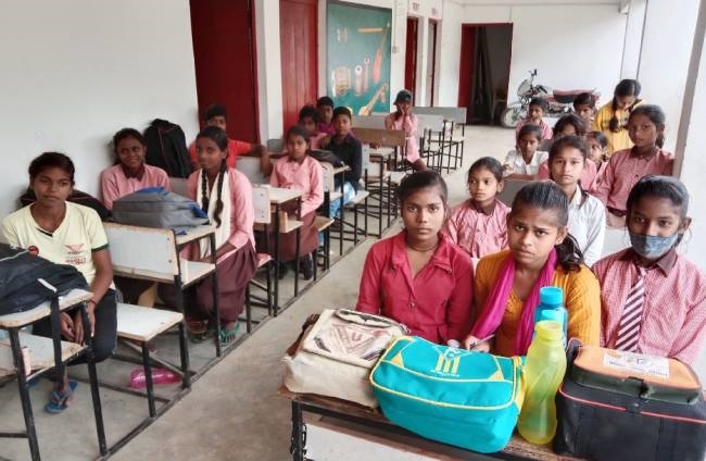 ठंड में ठिठुर रहे बच्चे, नहीं पहुंचा स्वेटर का पैसा