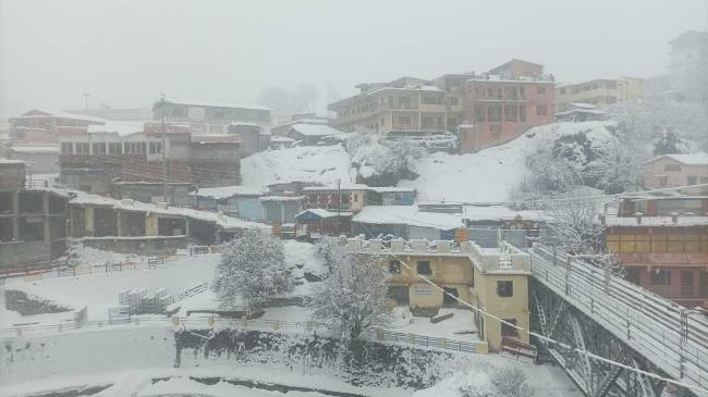 पहाड़ों में जिंदगी ठिठुरी, लोग घरों में कैद