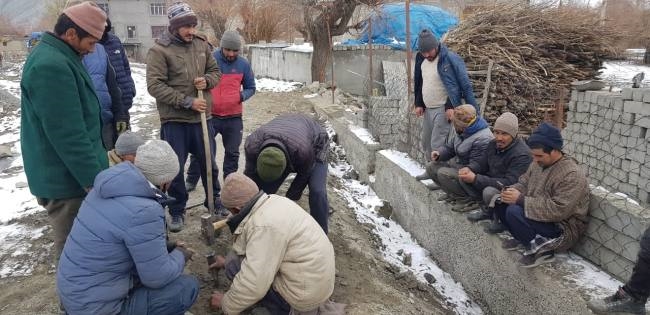कारगिल के कौसर गांव में 40 घरों तक पानी पहुंचाने के लिए दिन रात जुटे कर्मचारी