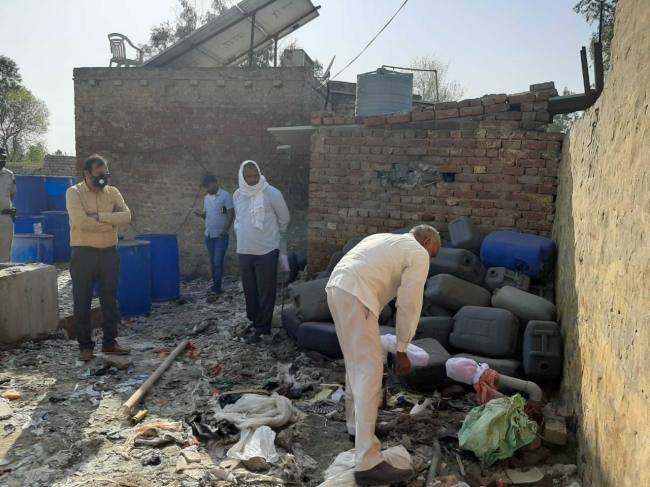 प्रदूषण फैलाने वाले तीन ब्लीच हाउस के बोरवेल सील