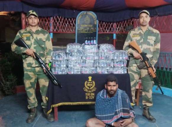बीएसएफ ने 448 बोतल फेंसिडिल के साथ एक बंगलादेशी तस्कर को रंगे हाथों पकड़ा