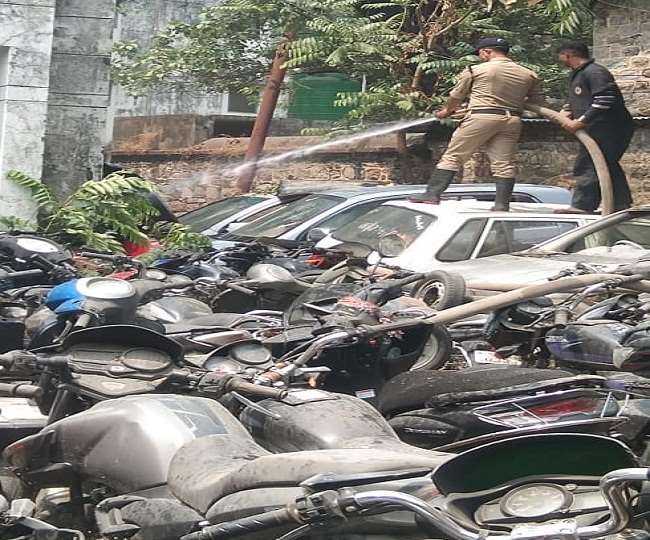 कोतवाली के सीज वाहनों में लगी आग, वेल्डिंंग की चिंंगारी काेे बताया जा रहा हादसे का कारण