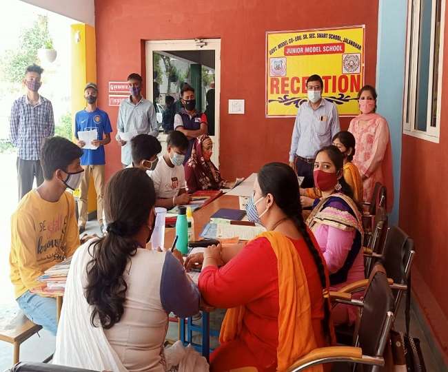 जालंधर में Deputy DEO ने किया स्कूलों का दौरा, शिक्षकों को दाखिले और बढ़ाने के निर्देश