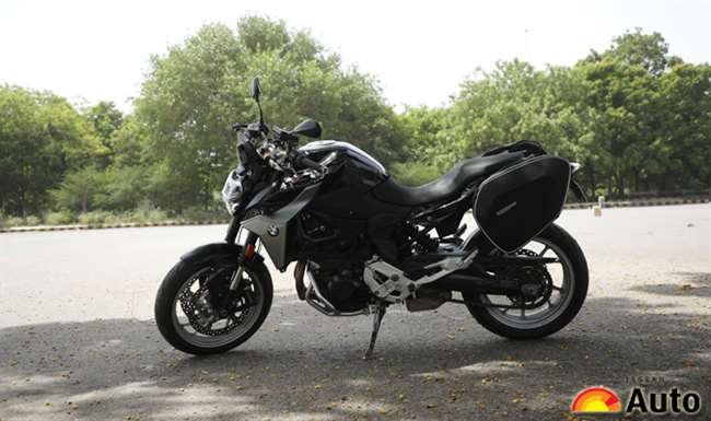 BMW F900R Review: जानें भारतीय सड़कों पर कैसी है परफॉर्मेंस