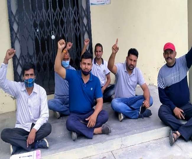 ताड़ीखेत व द्वाराहाट ब्लॉक मुख्यालय में जड़े ताले, अधिकारों से वंचित प्रधान कर रहे आंदोलन