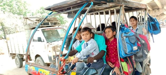 बच्चों की जान से खिलवाड़ कर रहे ई-रिक्शा चालक