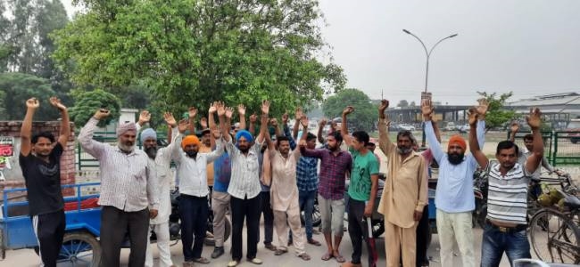 मंडी में रेहड़ी चालकों पर लगाई फीस का विरोध
