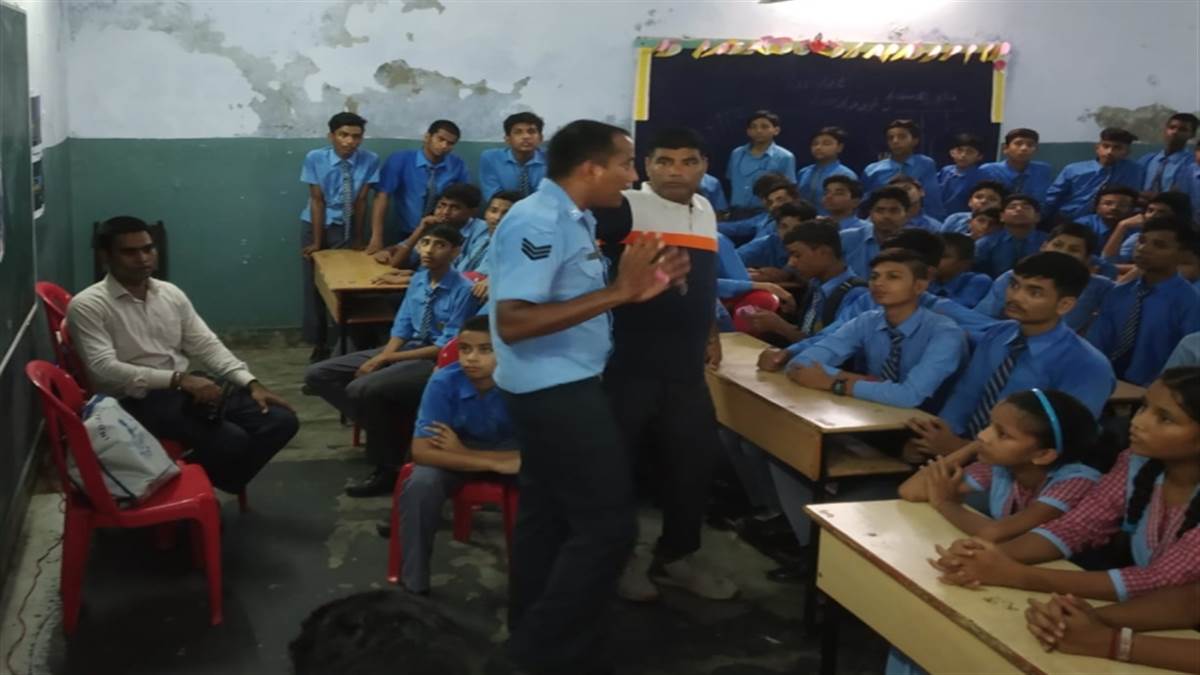 Agnipath Scheme: मेरठ में अग्निवीर योजना पर वायुसेना के अफसरों ने किया छात्र-छात्राओं को जागरूक, समझाई बारीकियां
