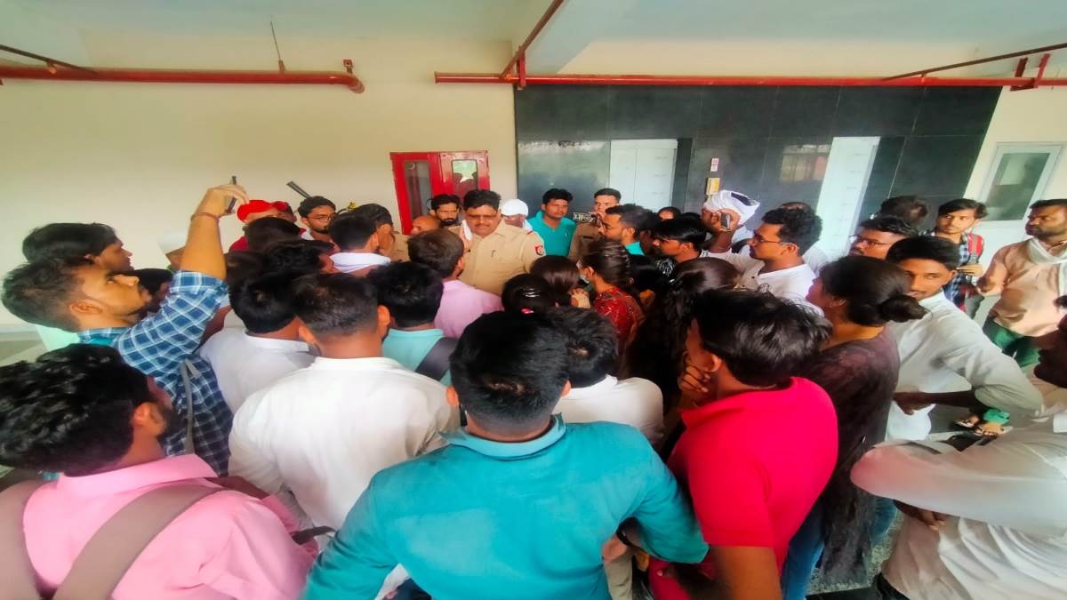 State University: तृतीय सेमेस्टर की परीक्षा को लेकर राज्य विश्वविद्यालय में बीएड छात्रों ने किया प्रदर्शन