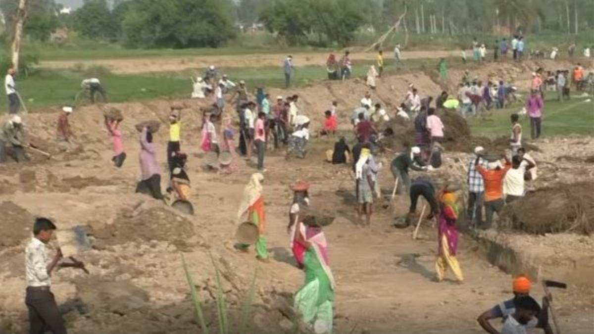 PM Modi के ड्रीम प्रोजेक्ट के लिए मुरादाबाद में नहीं मिल रहे मनरेगा मजदूर, 95 हजार को नहीं मिली मजदूरी