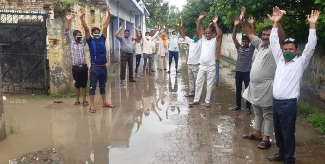 पानी की निकासी ना होने से भड़के ग्रामीण