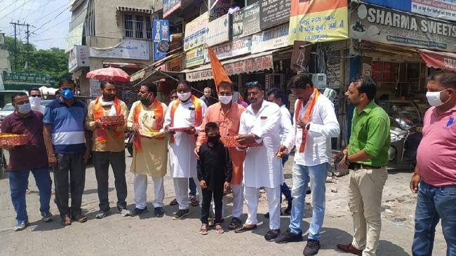शिवसेना हिदुस्तान ने बांटा प्रसाद