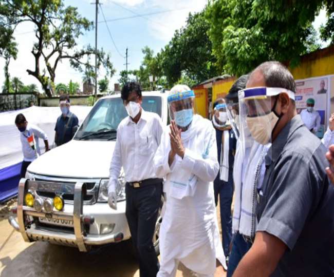 Bihar Flood: दरभंगा में बाढ़ पीड़ितों का हाल जानने पहुंचे Cm नीतीश कुमार, प्रभावितों के लिए किए गए प्रबंधों का ले रहे जायजा