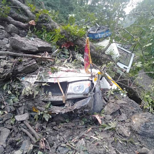 फगुवा में दरकी पहाड़ी, मैक्स वाहन मलबे में दफन