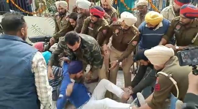 वित्तमंत्री का विरोध करने पहुंचे ठेका मुलाजिमों और पुलिस में धक्का-मुक्की