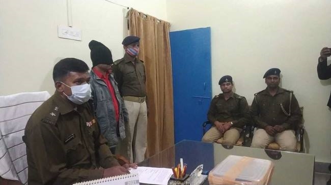 राजमहल में अपराध की साजिश रचते युवक धराया