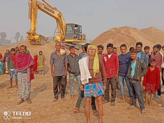 बिना रोक-टोक सरेआम मची है बालू लूट