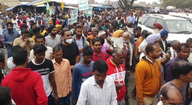 चीनी मिल के मालिक समेत चार पर मुकदमा