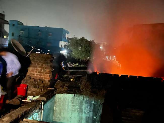 नशा करने के लिए नहीं दिए 200 रुपये तो गोली मार कर हत्या, आरोपित के घर को लगाई आग