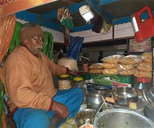 पटना में अपनी दुकान पर 'हसीना भूजा' बेचते हीरालाल। तस्वीर: जागरण