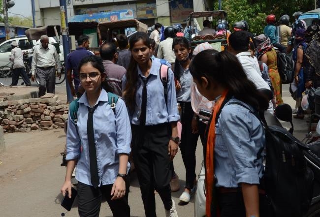 विश्वविद्यालय में उड़ रही हैं कोरोना प्रोटोकाल की धज्जियां