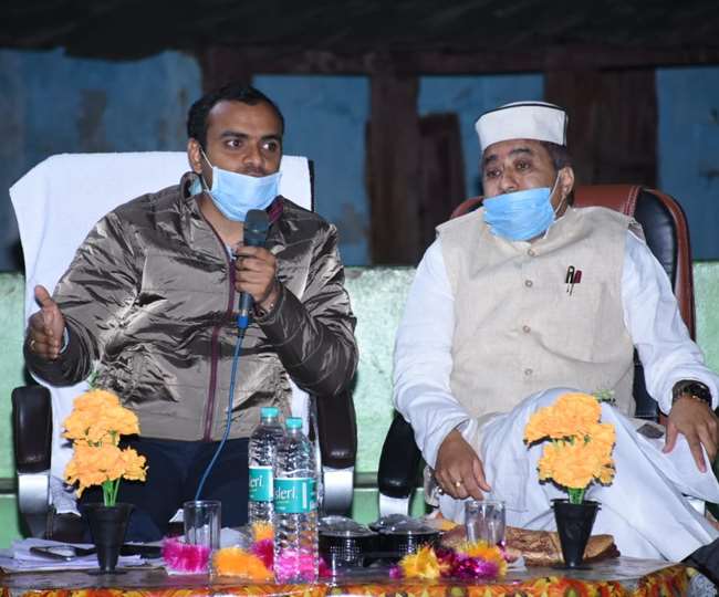 उत्तरकाशी के मटियाली गांव में चौपाल लगाकर जिलाधिकारी ने सुनी समस्या
