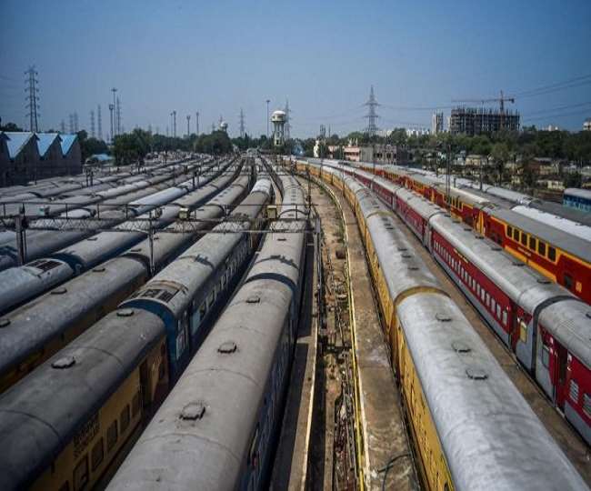 Trains Cancelled today : रेलवे ने आज 150 ट्रेनों का टाइम टेबल है बदला, जानिए लिस्ट में क्या है हाल