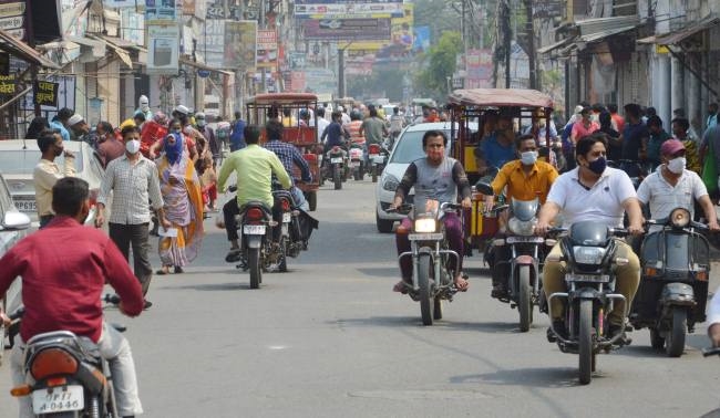 किराना की दुकानें भी खुलीं, सड़कों रहीं चहल-पहल
