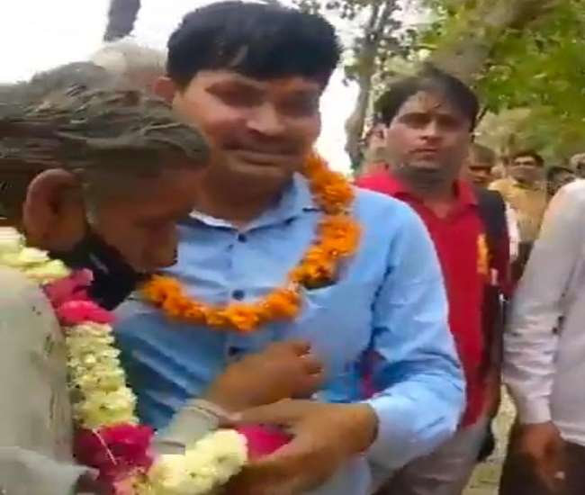 विजय जुलूस निकालने पर प्रधान सहित तीन दर्जन लोगों पर मुकदमा दर्ज Aligarh news