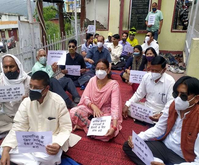 कांग्रेस ने अल्मोड़ा के शहीद पार्क में दिया धरना, की मानकों के तहत बाजार खोलने की मांग