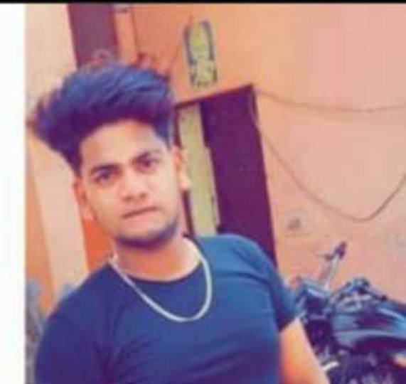 ट्रक की टक्कर लगने से मोटरसाइकिल सवार की मौत, दोस्त घायल