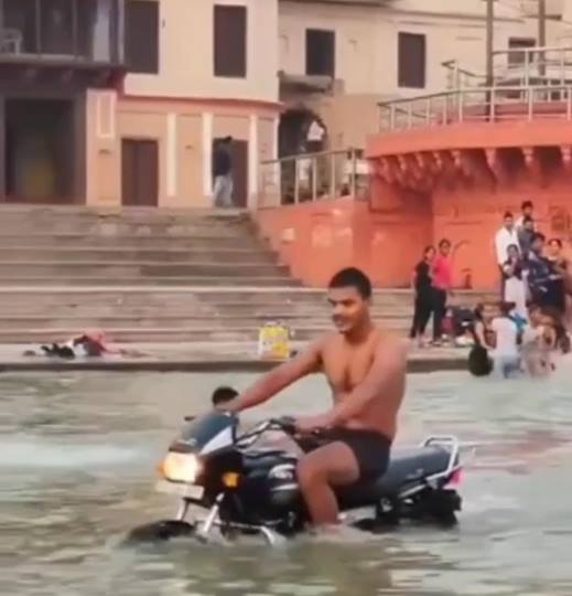 महंगा पड़ा राम की पैड़ी में बाइक स्टंट, युवक हिरासत में
