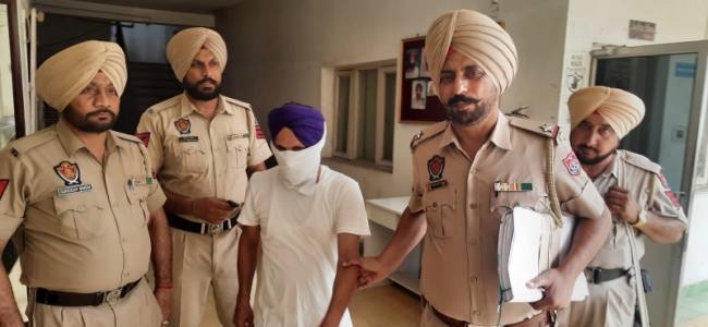किसी दूसरे की जमीन दिखाकर रजिस्ट्री
करवाने के आपोप में भगोड़ा गिरफ्तार