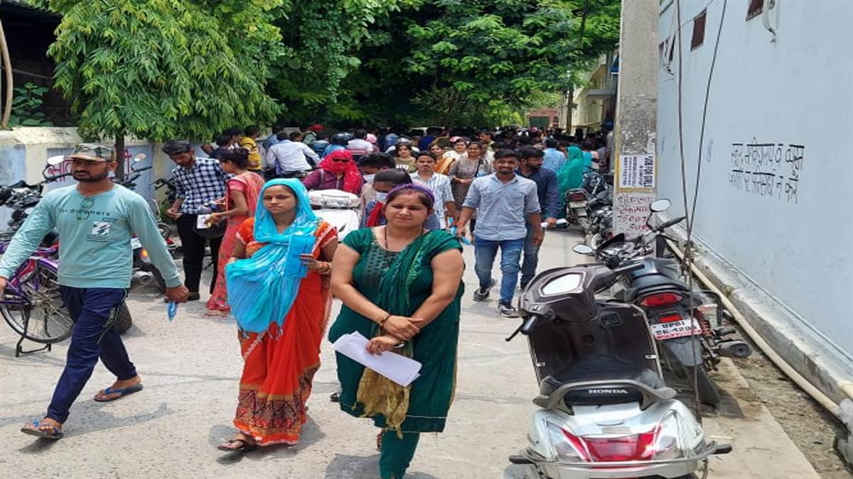 BEd Entrance Exam 2022: बीएड प्रवेश परीक्षा के दौरान अफसरों की रही बाजार में रही पैनी निगाह