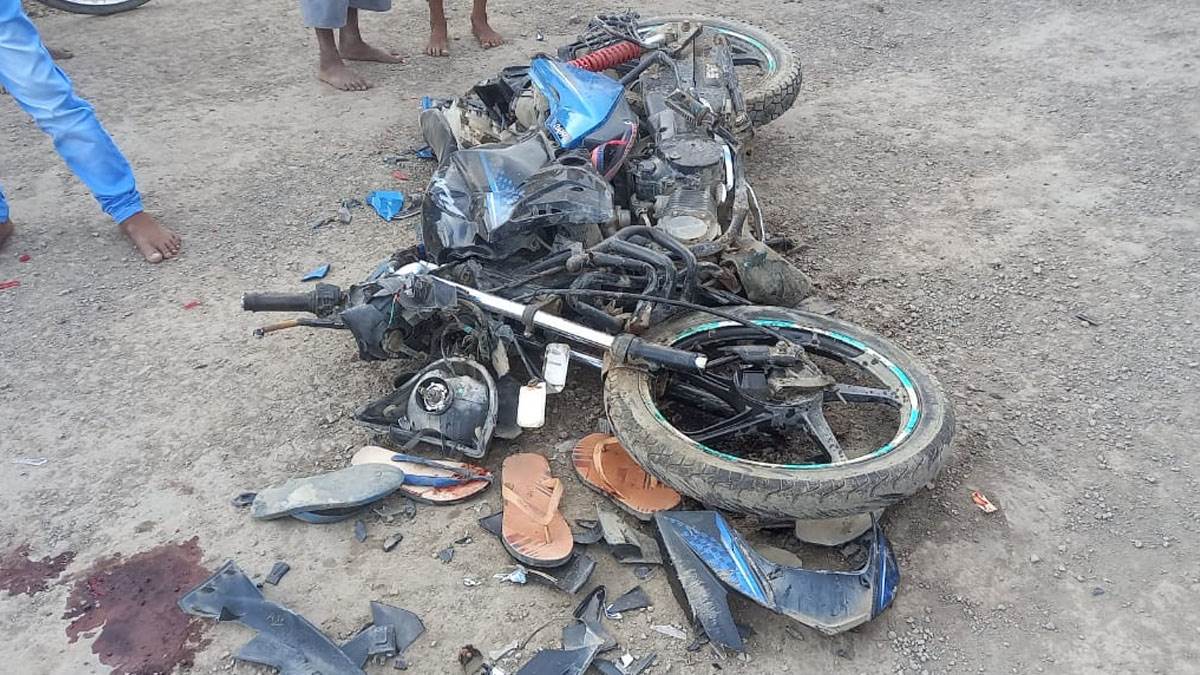 गंगा पुल के निर्माण में लगे हाइवा की चपेट में आए तीन बच्चे, हालत गंभीर, स्वजनों ने जाम की सड़क