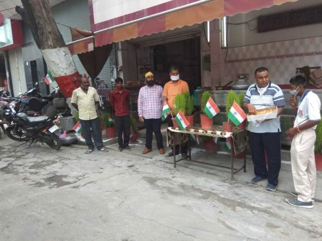 श्रीराम मंदिर के शिलान्यास की खुशी में बांटे लड्डू