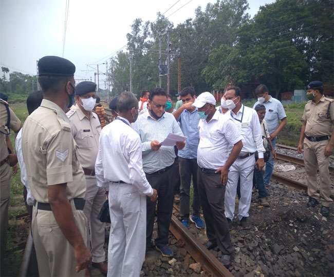 Indian Railway News: गार्ड की मौत के बाद टूटी रेलवे की नींद, पाथरडीह पहुंचे डीआरएम को यूनियन ने घेरा