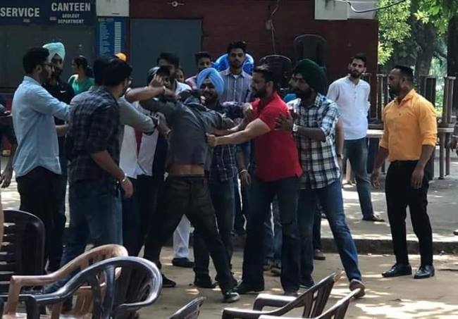क्रॉस वोटिंग को लेकर भिड़े एबीवीपी और सोई, दो के सिर फटे
