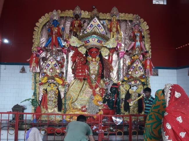 पूजा पंडालों में माता के दर्शन को श्रद्धालुओं की उमड़ी भीड़