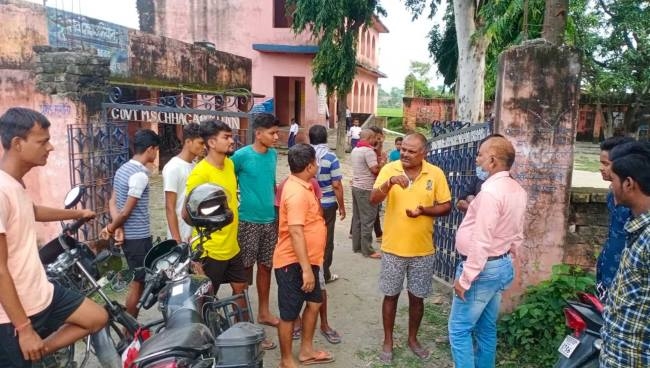 सुगौली में ग्रामीणों ने स्कूल की समस्याओं को लेकर किया हंगामा
