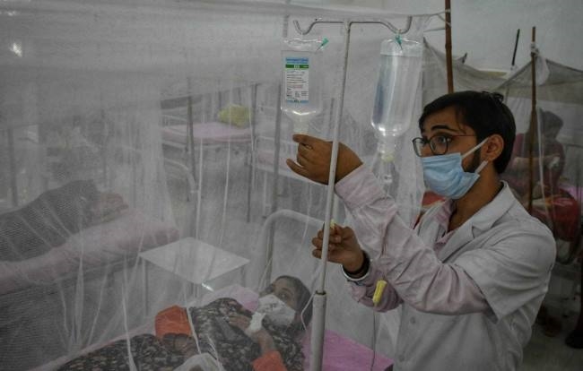 डेंगू के मामले घटे, वायरल के बढ़ते जा रहे मरीज