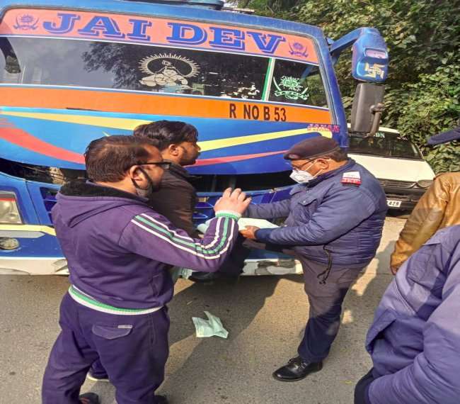 Jammu Kashmir : ट्रैफिक पुलिस ने यात्रियों से अधिक किराया वसूलने वालों पर कसा शिकंजा, चालान भी किए