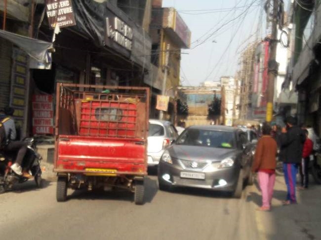 शहर में चालक और वाहन बढ़ते जा रहे, पर सड़क और जाम की समस्या वही पुरानी