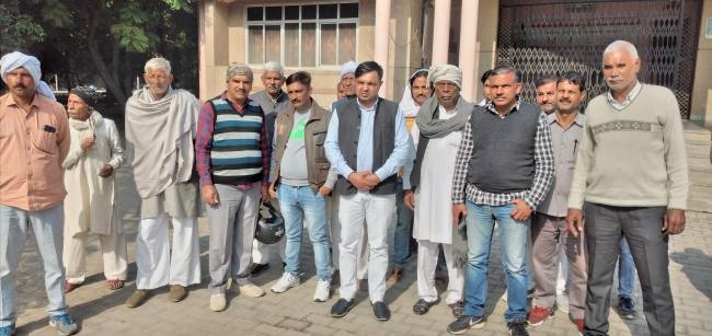 हाईवे के नालों की सफाई को लेकर कलक्ट्रेट पर प्रदर्शन